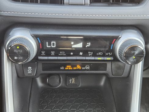 Used 2025 Toyota RAV4 XLE AWD/4WD image 15