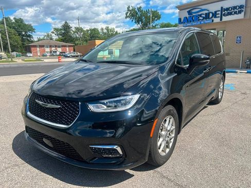 Used 2025 Chrysler Pacifica Select FWD image 1