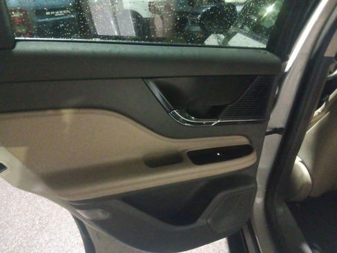 Used 2021 Lincoln Corsair AWD w/ Premium Package image 11