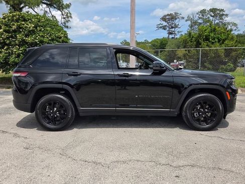 Used 2025 Jeep Grand Cherokee Altitude AWD/4WD image 6