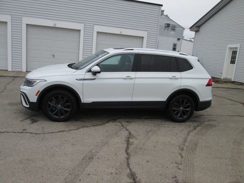Used 2022 Volkswagen Tiguan SE w/ Panoramic Sunroof Package image 3