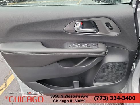 New 2026 Chrysler Pacifica Select FWD image 19