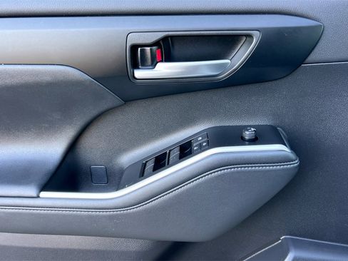 Certified 2025 Toyota Highlander XLE image 13