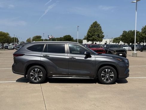 Certified 2024 Toyota Highlander XLE FWD image 3