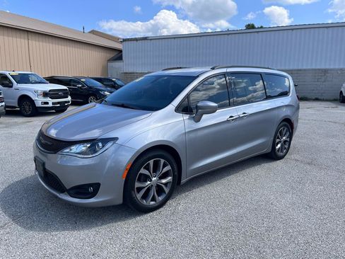 Used 2018 Chrysler Pacifica Touring-L Plus FWD image 7