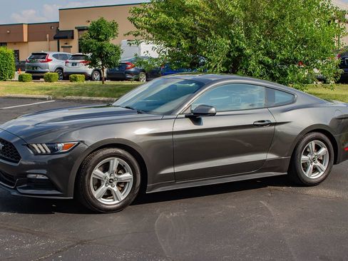 Used 2016 Ford Mustang Coupe RWD image 4