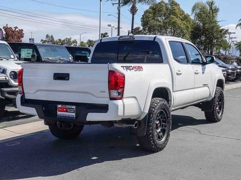 Used 2017 Toyota Tacoma TRD Sport w/ Tow Package (A/T) image 4