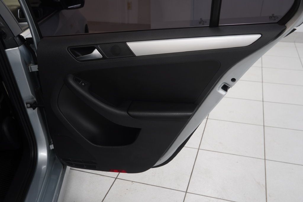 Used 2013 Volkswagen Jetta SE FWD image 23