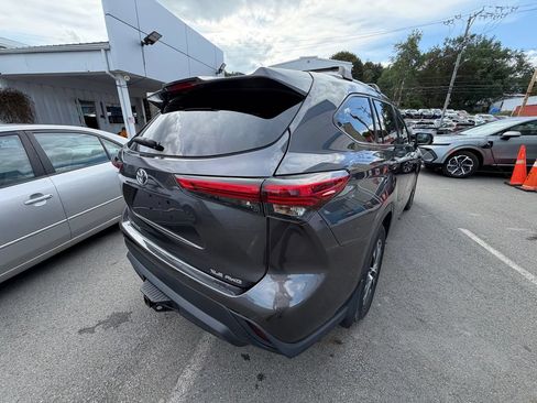 Used 2022 Toyota Highlander XLE AWD/4WD image 5