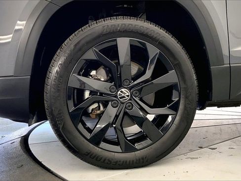 Certified 2023 Volkswagen Taos SE w/ Panoramic Sunroof Package image 9