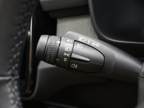 Used 2025 Volvo XC40 B5 Plus image 40