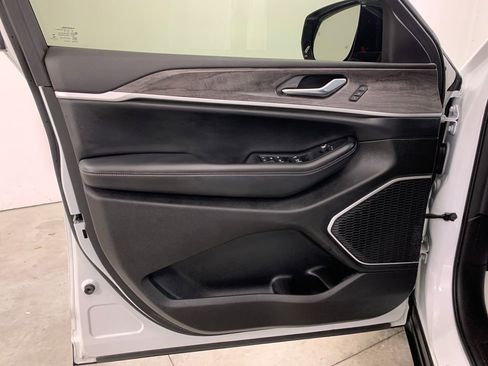 Used 2022 Jeep Grand Cherokee L Limited image 17