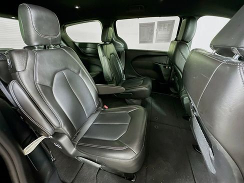Used 2025 Chrysler Pacifica Select image 35