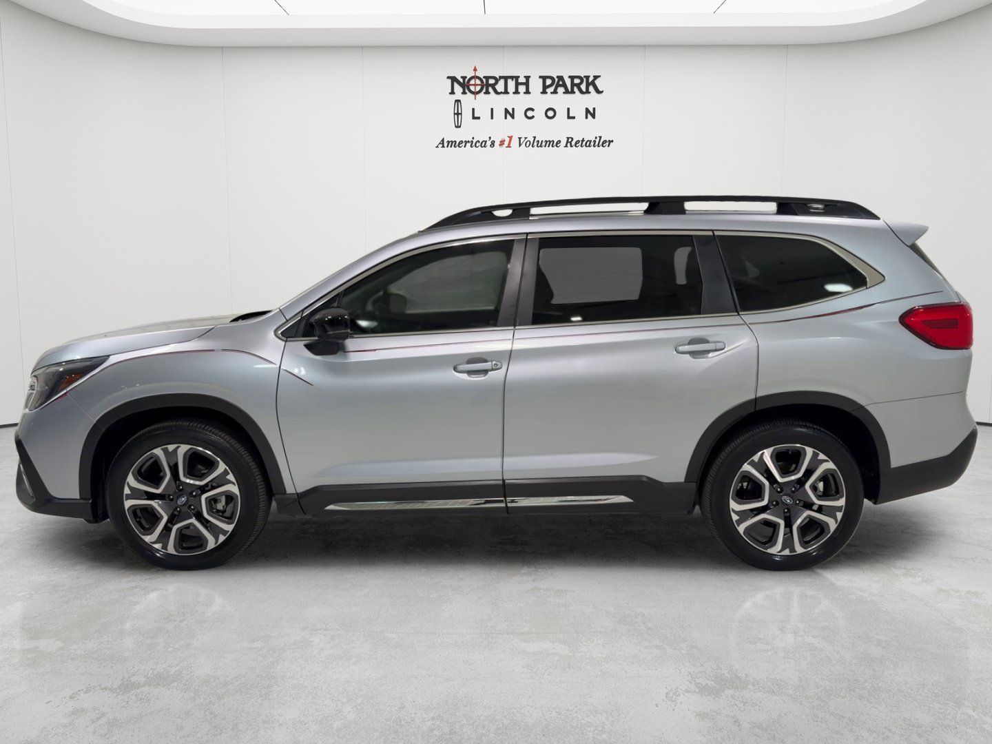 Used 2024 Subaru Ascent Limited AWD/4WD image 2