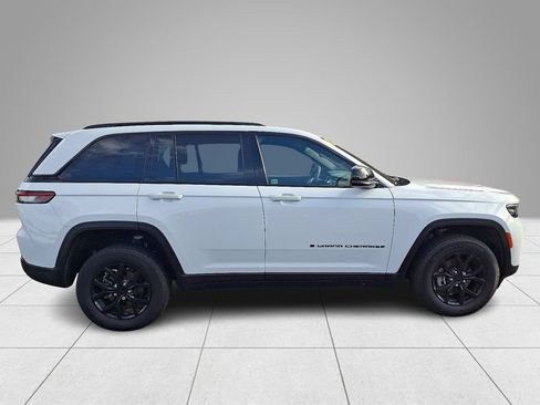 Used 2024 Jeep Grand Cherokee Altitude AWD/4WD image 8