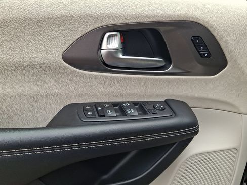 Used 2023 Chrysler Pacifica Touring-L FWD image 14