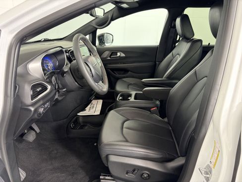 Used 2025 Chrysler Pacifica Select image 5