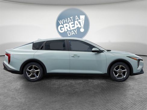 New 2026 Kia K4 LX image 7