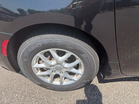 Used 2023 Chrysler Pacifica Touring-L FWD image 10