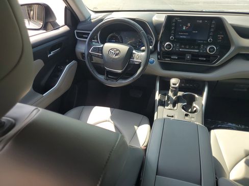 Used 2021 Toyota Highlander XLE AWD/4WD image 17