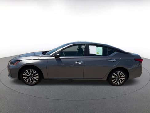 Used 2024 Nissan Altima 2.5 SV FWD image 9