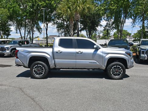 Used 2025 Toyota Tacoma TRD Sport AWD/4WD image 5