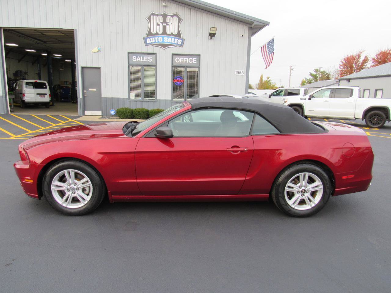 Used 2014 Ford Mustang Convertible RWD image 3