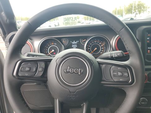 Used 2023 Jeep Gladiator Sport image 16