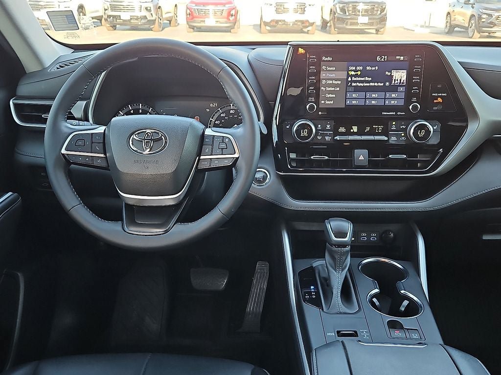 Used 2022 Toyota Highlander XLE FWD image 19