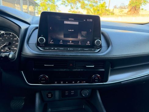 Used 2025 Nissan Rogue SV FWD image 17