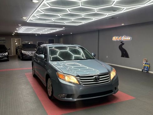 Used 2012 Toyota Avalon Limited image 1