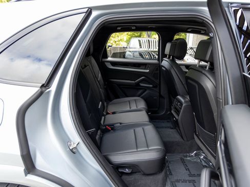 Certified 2025 Porsche Cayenne AWD/4WD image 47