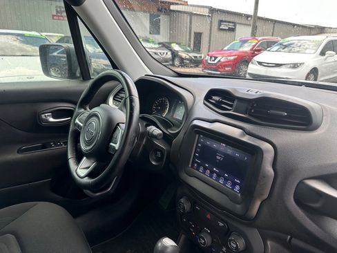 Used 2018 Jeep Renegade Latitude FWD image 8
