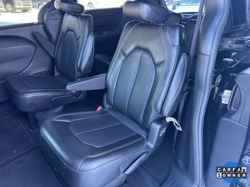 Used 2025 Chrysler Pacifica Select image 46