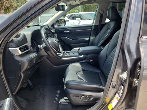 Used 2020 Toyota Highlander XLE image 21