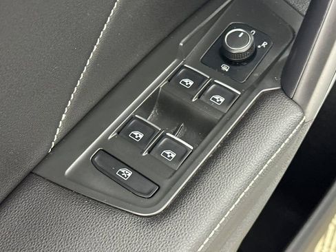 Used 2024 Volkswagen Tiguan SE image 12