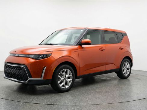 Used 2025 Kia Soul LX w/ LX Technology Package image 3