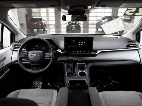 Used 2025 Toyota Sienna LE image 18