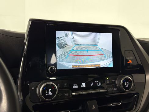 Used 2023 Toyota Highlander XLE AWD/4WD image 14
