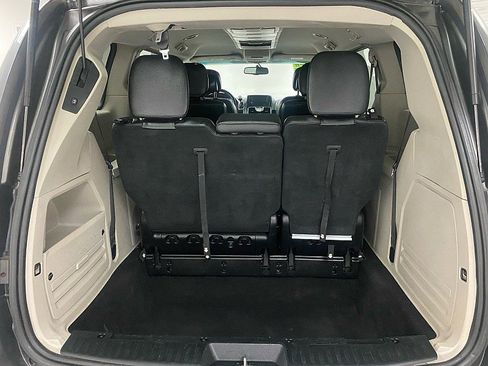 Used 2016 Chrysler Town & Country Touring image 15