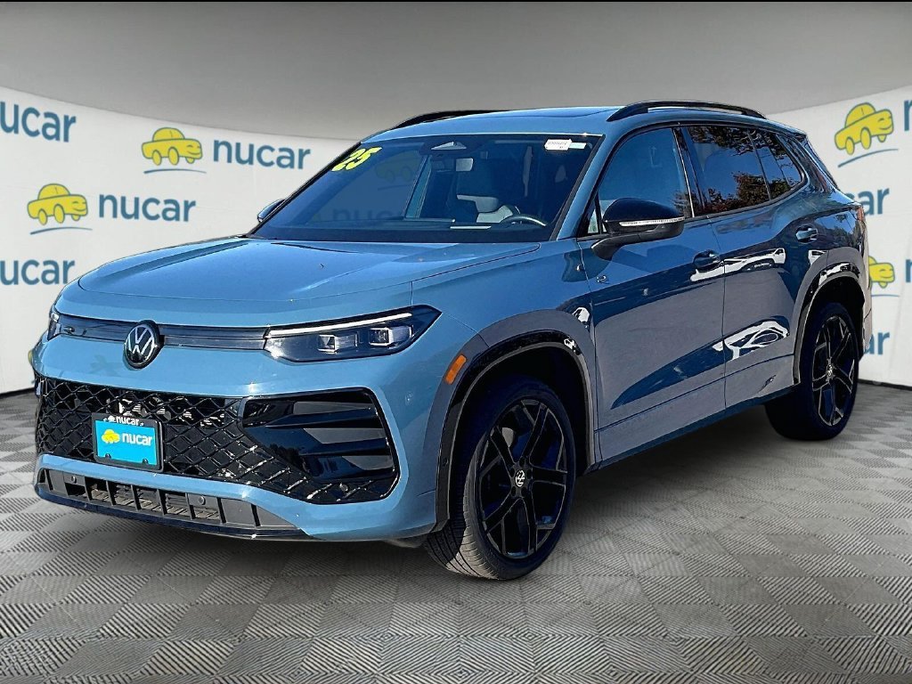 Used 2025 Volkswagen Tiguan SE R-Line AWD/4WD image 3