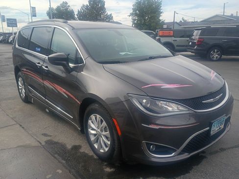 Used 2017 Chrysler Pacifica Touring-L FWD image 4