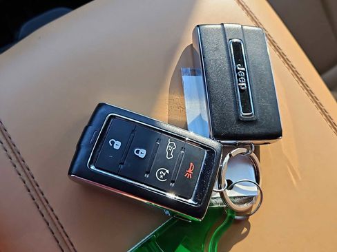 Used 2022 Jeep Grand Cherokee Summit w/ Luxury Tech Group V image 37