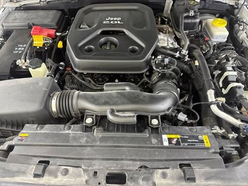 Used 2022 Jeep Wrangler Unlimited Rubicon w/ LED Lighting Group AWD/4WD image 19