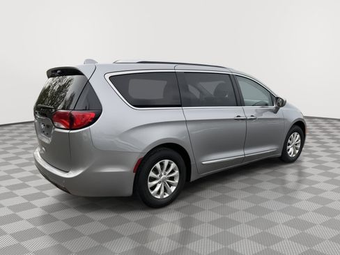 Used 2018 Chrysler Pacifica Touring-L FWD image 7