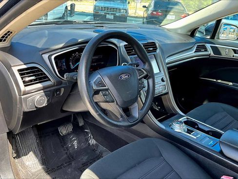 Used 2019 Ford Fusion SE image 18