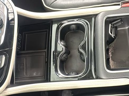 Used 2023 Chrysler Pacifica Limited image 32