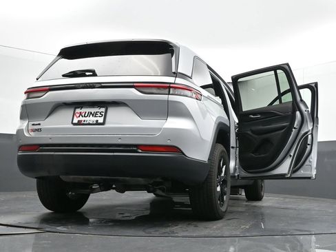 Used 2024 Jeep Grand Cherokee Altitude image 74