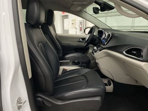 Used 2024 Chrysler Pacifica Touring-L FWD image 18
