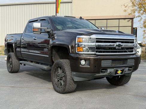 Used 2018 Chevrolet Silverado 2500 High Country image 2